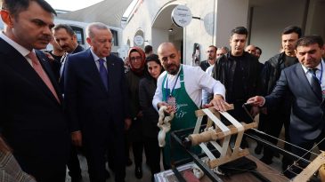 Cumhurbaşkanı Erdoğan, Atat&uuml;rk Havalimanı Millet Bah&ccedil;esi'nde Usta Eller Sanat&ccedil;ıları &Ccedil;arşısı'nı ziyaret etti