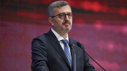 Cumhurbaşkanlığı İletişim Başkanı Burhanettin Duran, D&uuml;nya Şampiyonu Milli Karateci Şamdan'ı Kutladı