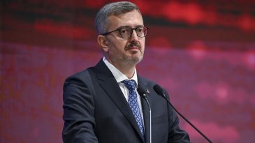 Cumhurbaşkanlığı İletişim Başkanı Burhanettin Duran, D&uuml;nya Şampiyonu Milli Karateci Şamdan'ı Kutladı