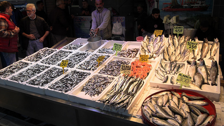 Denizlerde hamsi bereketi! Fiyatı düştü, vatandaştan yoğun ilgi