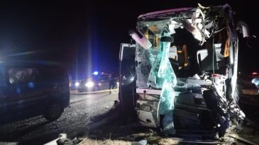 Denizli'de Minib&uuml;s Yolcu Otob&uuml;s&uuml;yle &Ccedil;arpıştı: 1 &Ouml;l&uuml;, 13 Yaralı