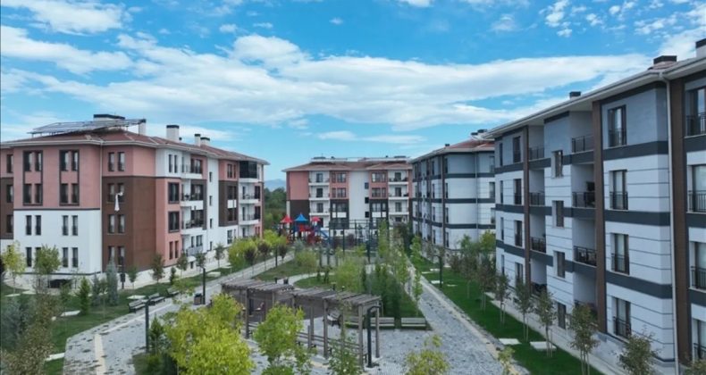 Deprem B&ouml;lgesinde 350 Bininci Konut Bug&uuml;n Teslim Ediliyor