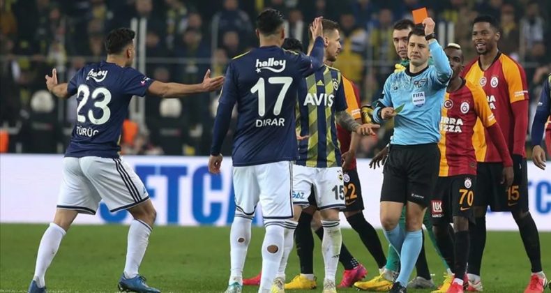 Derbide Kartlar Havada U&ccedil;uşuyor