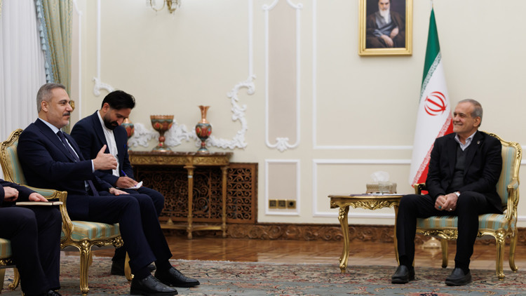 Dışişleri Bakanı Fidan, İran Cumhurbaşkanı Pezeşkiyan'la G&ouml;r&uuml;şt&uuml;