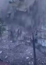 Diyarbakır'da Ağır Hasarlı Binaların Yıkım &Ccedil;alışmaları S&uuml;r&uuml;yor: 8 Katlı Bina Tek Hamlede Yıkıldı!