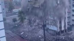 Diyarbakır'da Ağır Hasarlı Binaların Yıkım Çalışmaları Sürüyor: 8 Katlı Bina Tek Hamlede Yıkıldı!