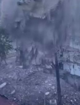 Diyarbakır'da Ağır Hasarlı Binaların Yıkım Çalışmaları Sürüyor: 8 Katlı Bina Tek Hamlede Yıkıldı!