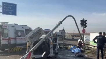 Diyarbakır'da Feci Kaza: &Ouml;l&uuml; ve Yaralılar Var! Tır &Ccedil;arptığı İki Aracı Metrelerce S&uuml;r&uuml;klemiş