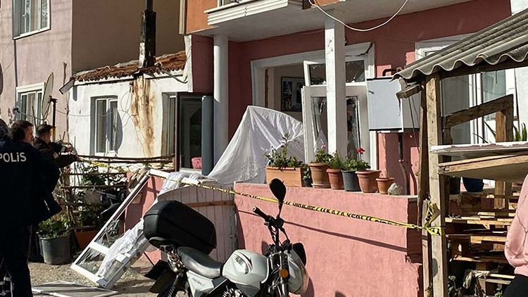 Doğal Gaz Patlaması 3 Katlı Evde: 1 Kişi Yaralandı