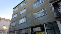 Doğum G&uuml;n&uuml; Kutlamasında Faciaya Yol A&ccedil;tı: Gen&ccedil; Kadın 4. Kattan D&uuml;şt&uuml;, Durumu Ciddiyetini Koruyor