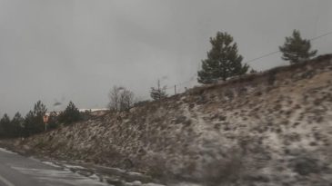 Dolu Yağışı Her Yeri Beyaza B&uuml;r&uuml;d&uuml;! 'Yollar Kar Gibi Dolu Kaplandı'