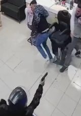 D&uuml;kkanında Dehşeti Yaşadı! &Ouml;nce Tehdit Sonra Kurşun Yağdırdılar