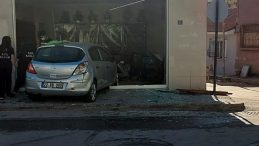 Edirne'de otomobil ekmek fırınına daldı: 4 kişi yaralandı!