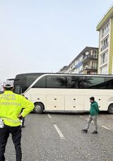 Edirne'de Tur Otob&uuml;s&uuml; Yolu Kapatmış: Ters Y&ouml;n Hatası Pahalıya Patladı!