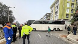 Edirne'de Tur Otob&uuml;s&uuml; Yolu Kapatmış: Ters Y&ouml;n Hatası Pahalıya Patladı!