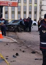 Elazığ&rsquo;da Savrulan Ara&ccedil; Yayaya &Ccedil;arptı: 1 &Ouml;l&uuml;, 2 Yaralı