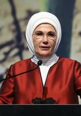 Emine Erdoğan: Adil bir k&uuml;resel d&uuml;zenin inşası i&ccedil;in her &uuml;lkenin el ele vermesini temenni ediyorum