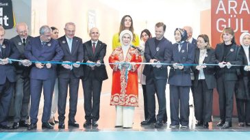 Emine Erdoğan, Ara G&uuml;ler Sergisini T&ouml;renle A&ccedil;tı