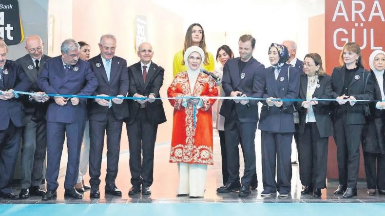 Emine Erdoğan, Ara Güler Sergisini Törenle Açtı