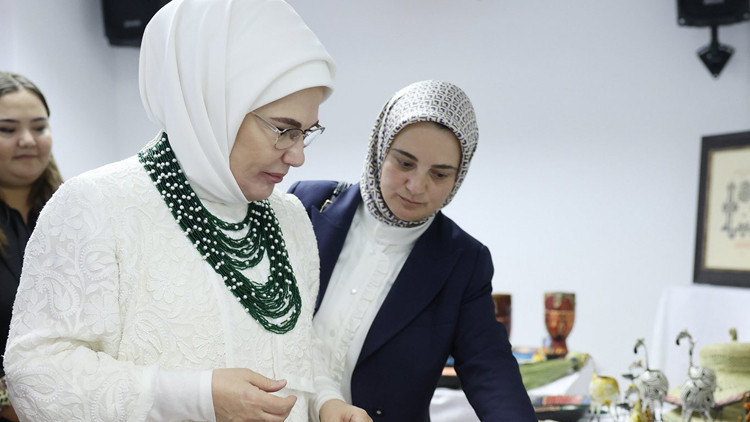 Emine Erdoğan, Güney Afrika'da Yunus Emre Enstitüsü’nü Ziyaret Etti