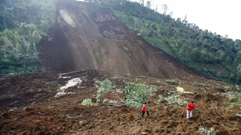 Endonezya&rsquo;da Heyelan Felaketi: Altı Kişi Hayatını Kaybetti, 17 Kayıp