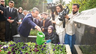 Erdal İn&ouml;n&uuml;&rsquo;ye &lsquo;CHP&rsquo; Rozetli Anma