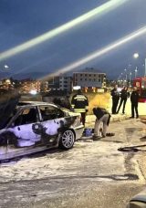 Erzincan'da Seyir Halindeki Ara&ccedil; Alev Alev Yandı: 2 Kişi Neyse Ki Kurtuldu!