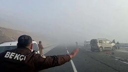 Erzurum ve Kars'ta Yoğun Sis Etkili: Yolcu Otobüsü TIR ile Çarpıştı, 13 Yaralı