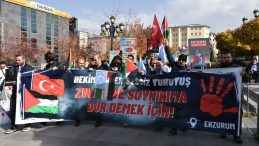 Erzurum'da Sağlık &Ccedil;alışanları 104 Haftadır Gazze İ&ccedil;in Desteklerini S&uuml;rd&uuml;r&uuml;yor