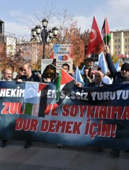 Erzurum'da Sağlık Çalışanları 104 Haftadır Gazze İçin Desteklerini Sürdürüyor