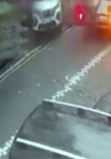 Esenyurt&rsquo;ta Tır Dorsesindeki İş Makinesi Devrildi! 2 Otomobil Hasar G&ouml;rd&uuml;