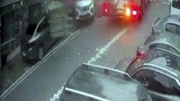 Esenyurt&rsquo;ta Tır Dorsesindeki İş Makinesi Devrildi! 2 Otomobil Hasar G&ouml;rd&uuml;