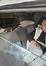 Eşini Kaybettikten Sonra Bunalıma Girdi: Yaşlı Adam 5 Yıldır Otomobilde Yaşıyor!