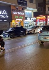 Eskişehir'de motosikletli &ouml;nce yayaya, sonra otomobile &ccedil;arptı: 69 yaşındaki adam kafa travması ge&ccedil;irdi!