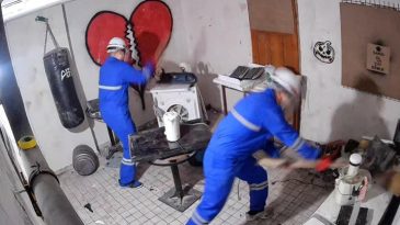 Eskişehir&rsquo;de Stres Evi&rsquo;ne Yoğun İlgi: İnsanlar Eşya Kırarak Stres Atıyor!