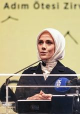Esra Albayrak'tan &Ouml;ğrencilere ve Eğitimcilere &Ouml;nemli Mesaj: Bilgiyi Kimin &Uuml;rettiğini Takip Ederseniz Zihinlerinizi Y&ouml;neten O Gizli Eli de Keşfedersiniz