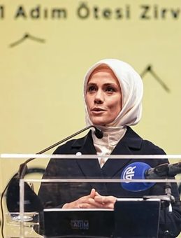Esra Albayrak'tan Öğrencilere ve Eğitimcilere Önemli Mesaj: Bilgiyi Kimin Ürettiğini Takip Ederseniz Zihinlerinizi Yöneten O Gizli Eli de Keşfedersiniz