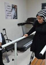 Esra, Protezleriyle Hayata Tutunuyor