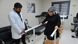 Esra, Protezleriyle Hayata Tutunuyor