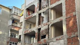 Ev Sahipleri Şaşkın: 38 Yıllık Apartmanda Duvar Yokmuş!