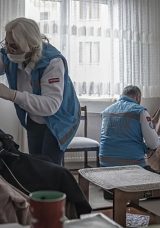 Evde Diş Hizmeti ile Yaşlıların Y&uuml;z&uuml; G&uuml;l&uuml;yor