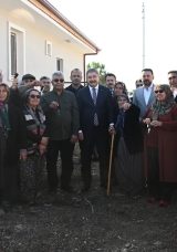 Evlerinin Anahtarlarını Alıp Mutluluk Pozu Verdiler