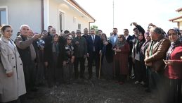 Evlerinin Anahtarlarını Alıp Mutluluk Pozu Verdiler