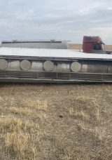 Facianın eşiğinden d&ouml;n&uuml;ld&uuml;! Akaryakıt y&uuml;kl&uuml; tanker şarampole devrildi