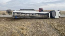 Facianın eşiğinden d&ouml;n&uuml;ld&uuml;! Akaryakıt y&uuml;kl&uuml; tanker şarampole devrildi