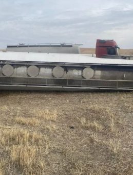 Facianın eşiğinden dönüldü! Akaryakıt yüklü tanker şarampole devrildi