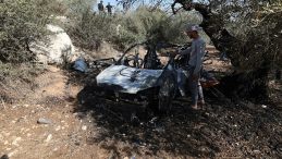 Fanatik İsrailliler Filistinlilerin aracını yaktı: Duvarlara ırkçı sloganlar yazdılar