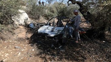 Fanatik İsrailliler Filistinlilerin aracını yaktı: Duvarlara ırk&ccedil;ı sloganlar yazdılar