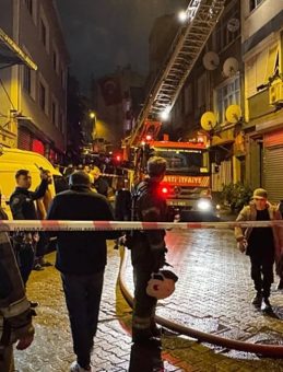 Fatih'te 3 Katlı Binada Korkutan Yangın: Daire Kullanılamaz Hale Geldi!