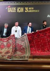 Fatih&rsquo;te d&uuml;zenlenen m&uuml;zayedede sanat iyilikle buluştu: T&uuml;m gelir Gazze&rsquo;ye g&ouml;nderilecek